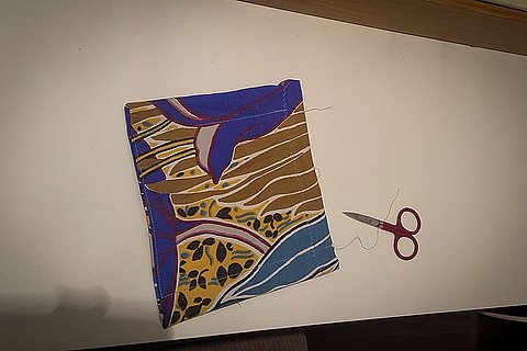 Jetzt müssen die überstehenden Fäden abgeschnitten werden.