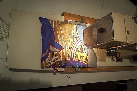 Anschließend wird der Schlauch gewendet, der untere Saumen eingeschlagen und mit Klammern fixiert.