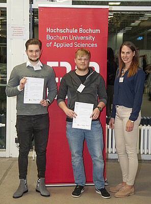 Fabian Rump, Jan Zimmermann und Carina Ahlbrand bei der Übergabe an der Hochschule Bochum. 