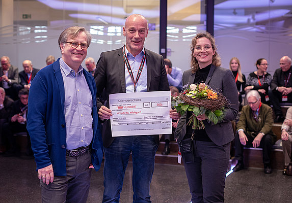 Christian Stobbe (Mitte) vom Rotary Club Bochum-Hellweg übergab den Scheck an G DATA Vorstand Andreas Lüning und G DATA Eventmanagerin Jessika Lüning.