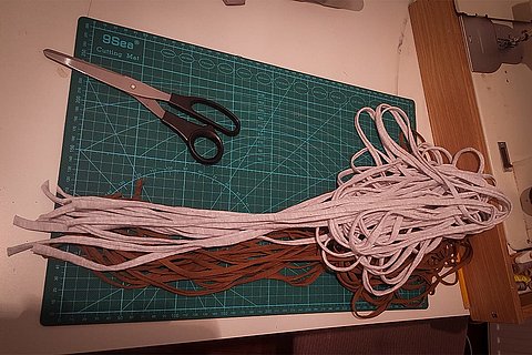 Zuerst schneide ich mir die Bänder aus Jersey zurecht. So ein Band ist 120 cm lang.