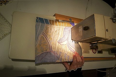 Das Stoffstück wird zusammengelegt und die Seite zusammengenäht, so dass ein Schlauch entsteht.