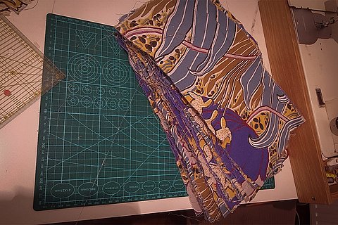 Nun geht es an den Stoff für die Masken, hier ein Bettdeckenbezug. Alle Stoffe wasche ich einmal auf 90 °C. Ein Bezug gibt 150 cm * 220 cm Stoff. Nach etwas Vorbereitung habe ich einen Stapel von 44 Maskenzuschnitten für Erwachsene.