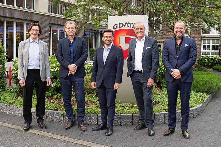 G DATA-Vorstand Kai Figge, G DATA-Vorstand Frank Heisler, Thomas Kutschaty (Fraktionsvorsitzender der SPD-Fraktion im Landtag NRW), Herbert Schulte (BVMW-Direktor des Bundeswirtschaftssenats Nordrhein-Westfalen) und RTL West-Geschäftsführer Jörg Zajonc