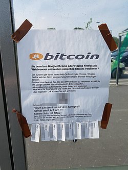 Werbe-Aushang für Cryptotab auf einem Supermarkt-Parkplatz