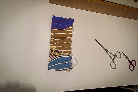 Die Maske ist fertig und in der Mitte zusammengelegt. So wird sie dann meist auch übergeben.
