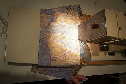 Nach den Vorbereitungen geht es ans Nähen: Erst wird der Saumen umgeschlagen und genäht. Dies ist zugleich der Tunnel für den Draht der Maske.