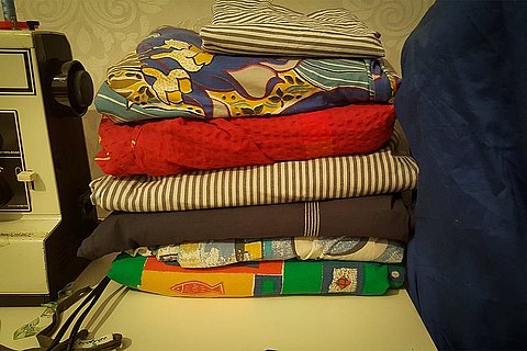 Die Entstehung einer Maske: Jede Menge Stoffspenden haben mich erreicht...