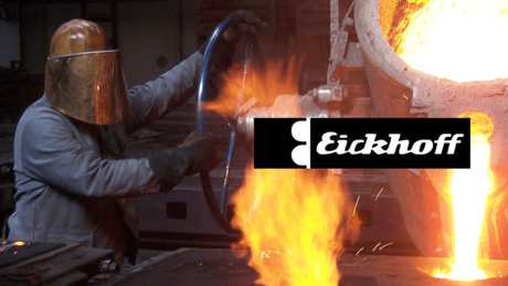 Arbeiter beim Gießen von heißem Eisen