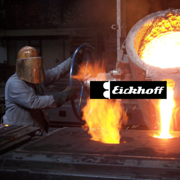 Arbeiter beim Gießen von heißem Eisen