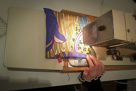 Die dritte Naht ergibt die Tunnel für das Band.