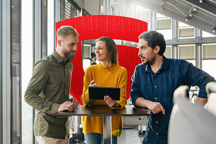 Gruppe redet über Inhalte auf einem Tablet