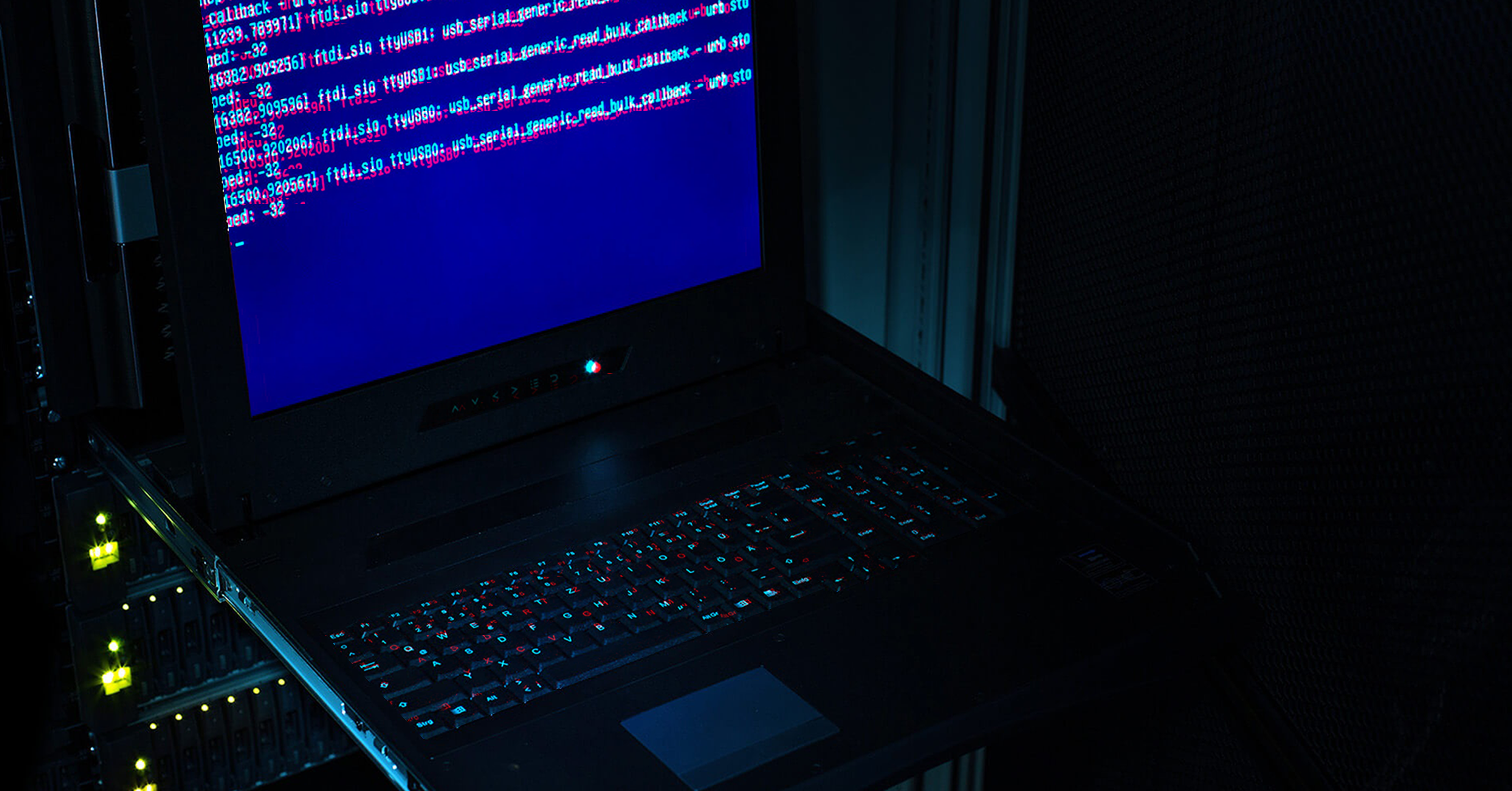 Laptop im Dunkeln mit Beleuchtung Laptop im Dunkeln mit Beleuchtung