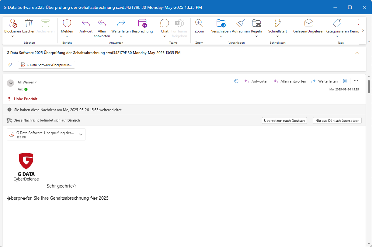 Eine gefälschte E-Mai im Outlook-Design mit dem Betreff „G Data Software 2025 Überprüfung der Gehaltsabrechnung“ enthält eine PDF-Datei als Anhang. Im Nachrichtentext steht: „Sehr geehrte/r, überprüfen Sie Ihre Gehaltsabrechnung für 2025“, wobei Umlaute und Sonderzeichen fehlerhaft dargestellt werden.