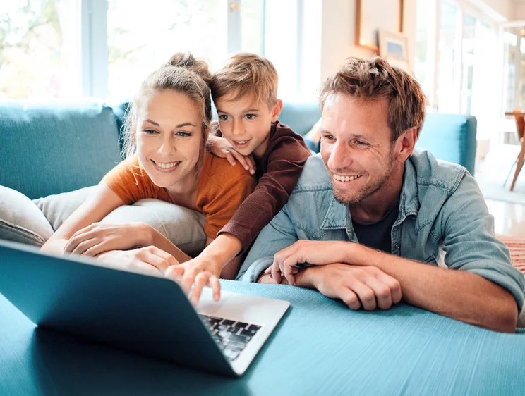 Familie mit Laptop