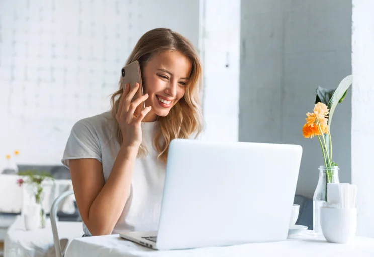 Frau am Telefon