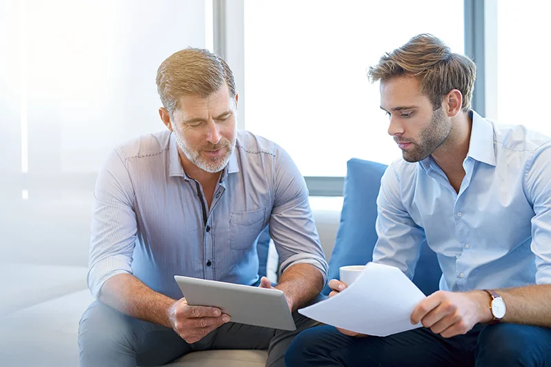 [Translate to German:] An expert advises an employee