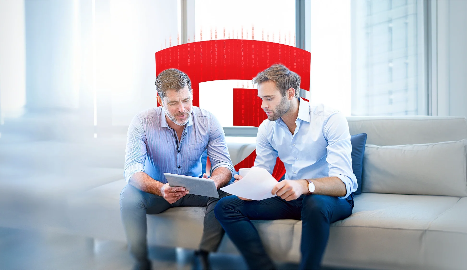 Zwei Männer besprechen etwas