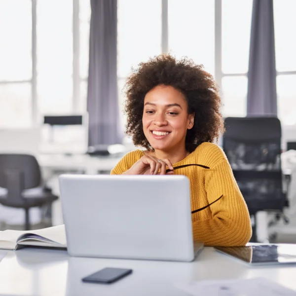 Frau schaut auf Laptop