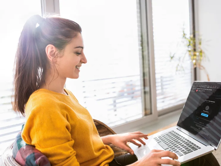 Frau schaut auf Laptop
