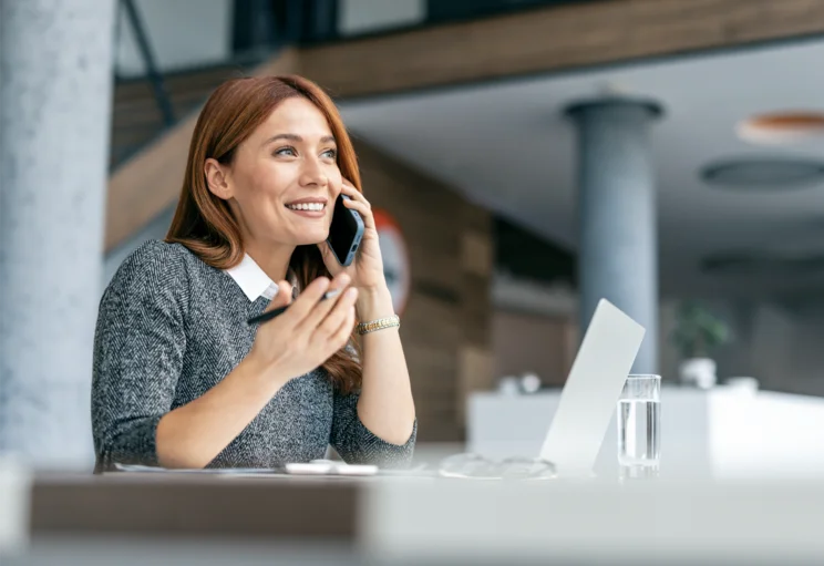 Angestellte am Telefon