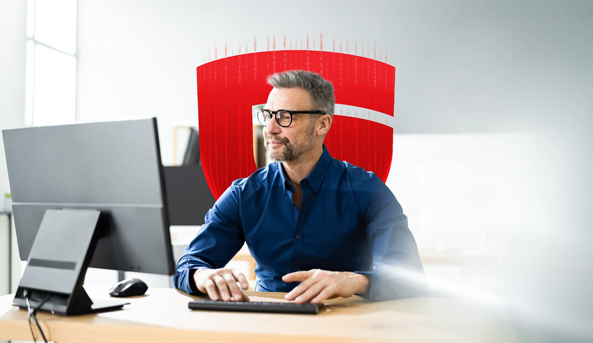 Mann vor dem Computerbildschirm