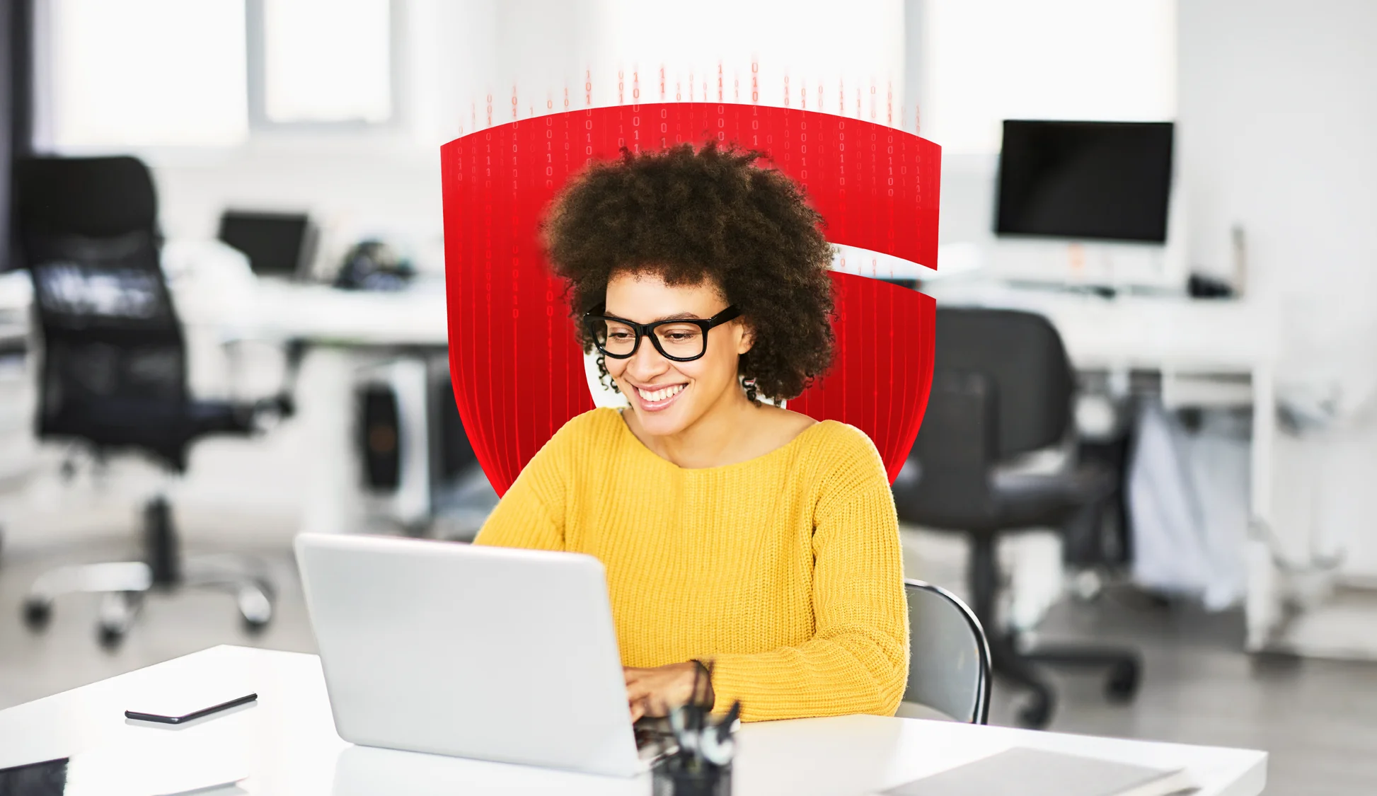 Frau schaut auf Laptop
