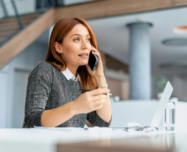Wir sind gerne unverbindlich für Sie da Frau am Telefon