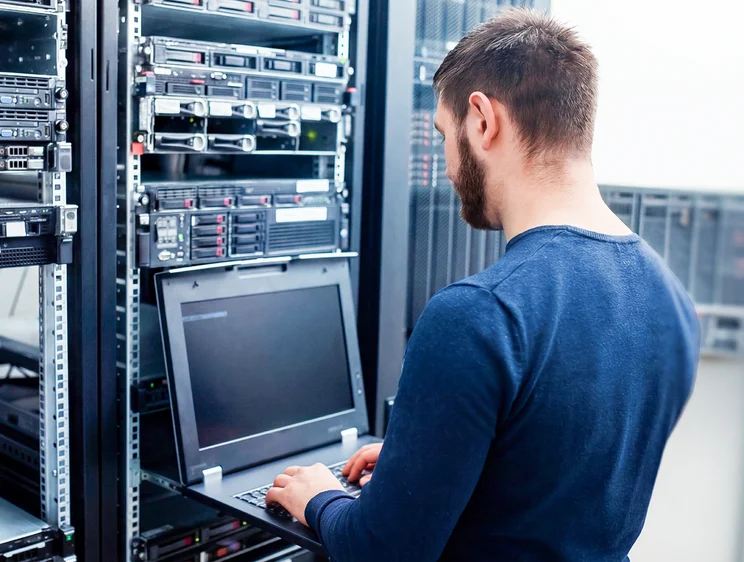 Mann vor Serverschrank