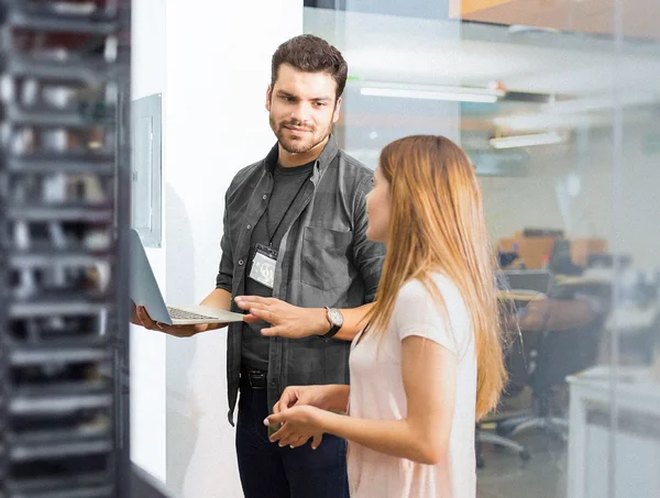 Mann und Frau vor Serverschrank
