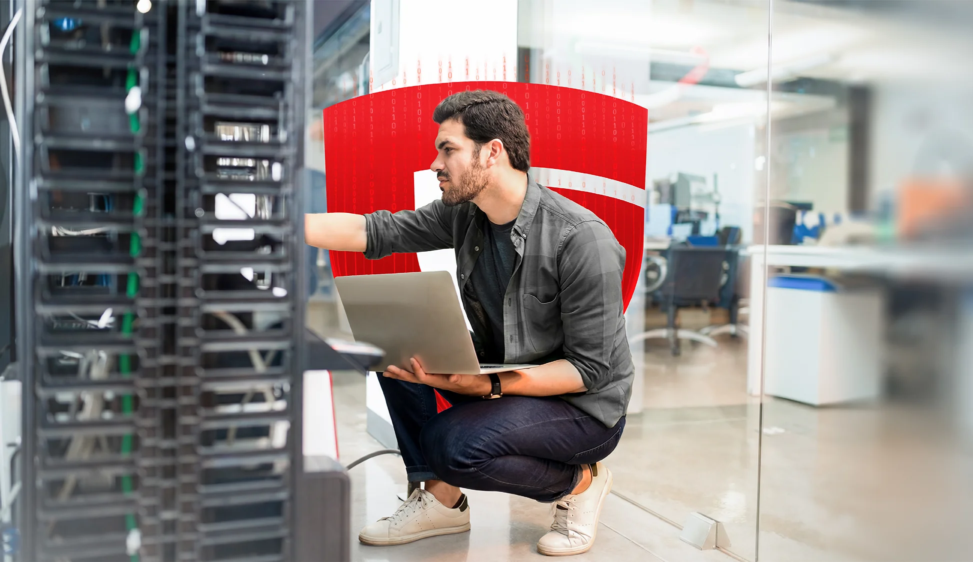 Mann arbeitet an Serverschrank