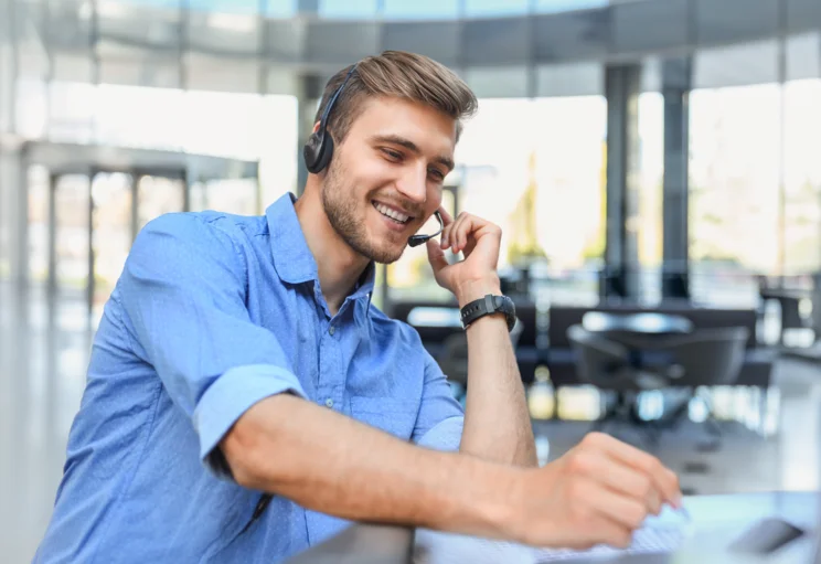 Erhalten Sie wichtige Informationen und Updates für Ihr Unternehmen Freundlicher Support Mitarbeiter